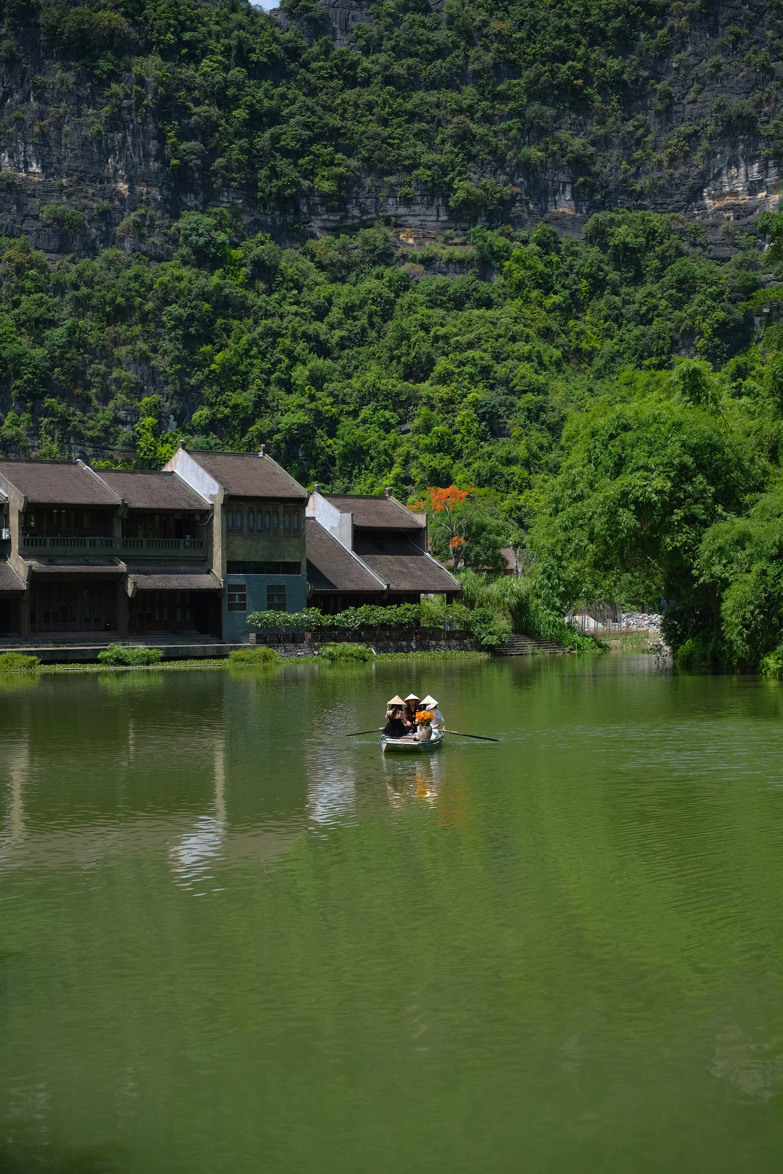 Dòng nước xanh giữa núi